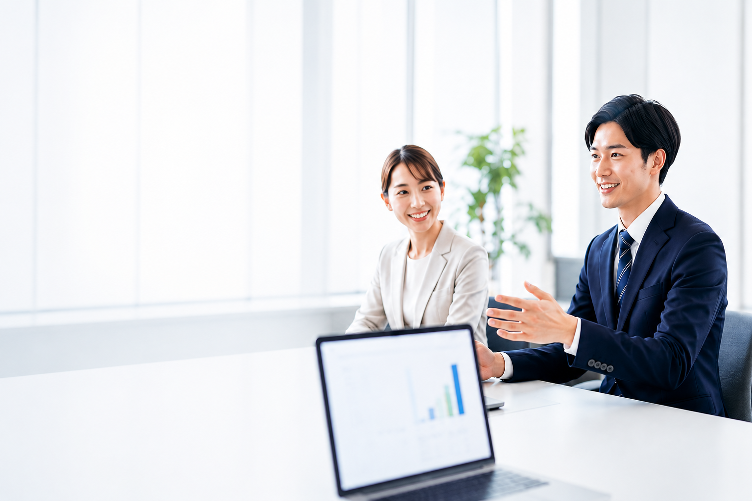 ビジネスパーソンが打ち合わせをしている様子